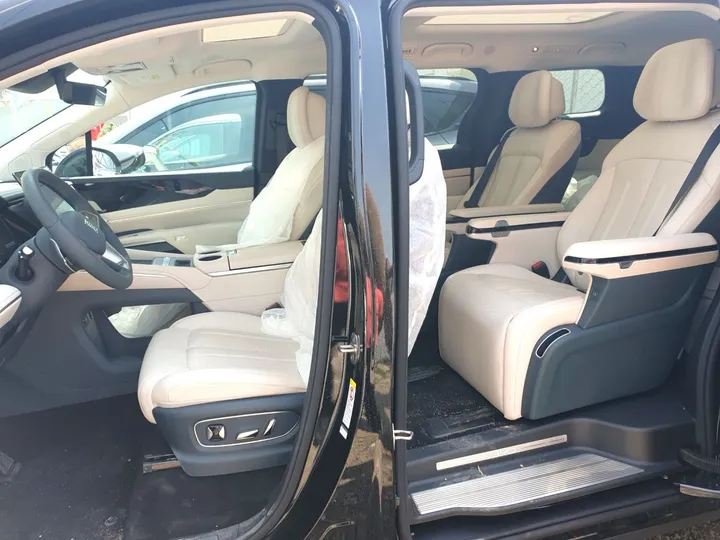 2025 BYD M9 DM-i Flagship MPV – photo 5