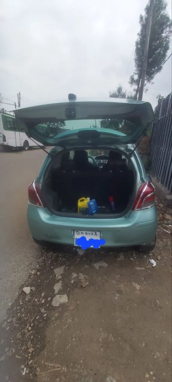 Toyota Yaris Compact 2009 – photo 3