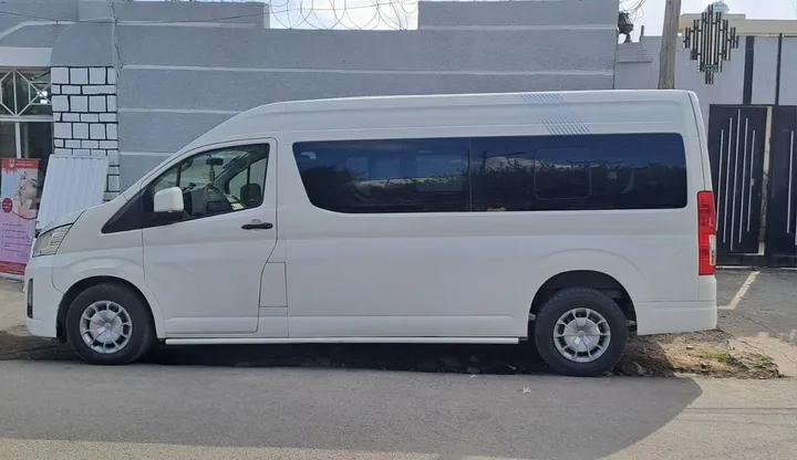 Toyota HiAce High Roof 2019 – photo 3