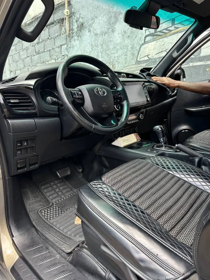 Toyota Hilux Invincible 2021 Pickup – photo 3