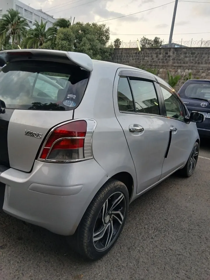 Toyota Yaris Compact 2010 Automatic – photo 4