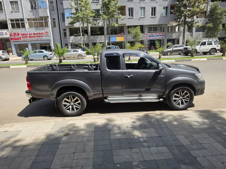 Toyota Hilux King Cab Pickup – photo 3