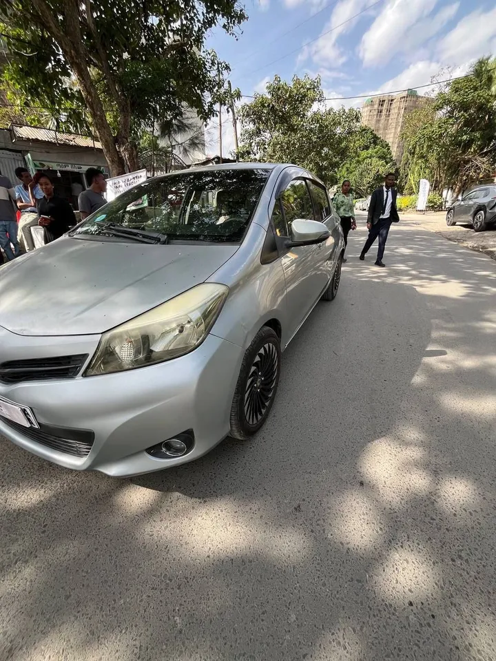 Toyota Yaris Compact 2011 Automatic – photo 4
