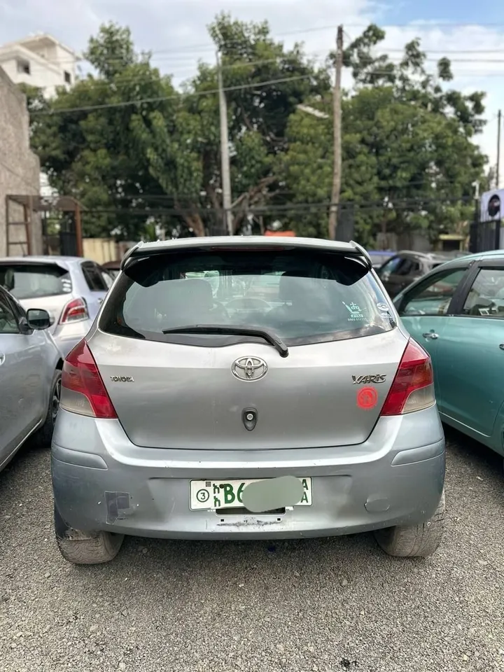 Toyota Yaris Compact 2010 – photo 3
