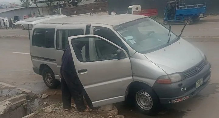 2006 Silver Minivan Code 2 – photo 4