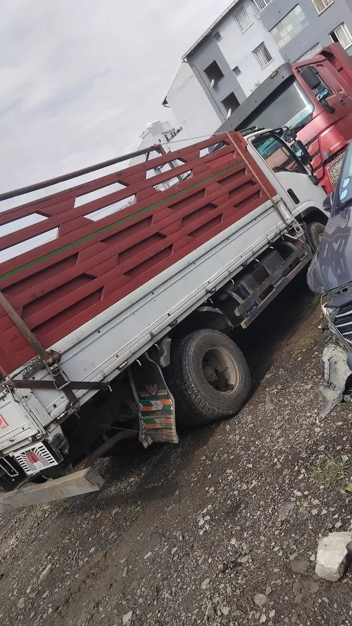 2017 Isuzu Cargo Truck – photo 6