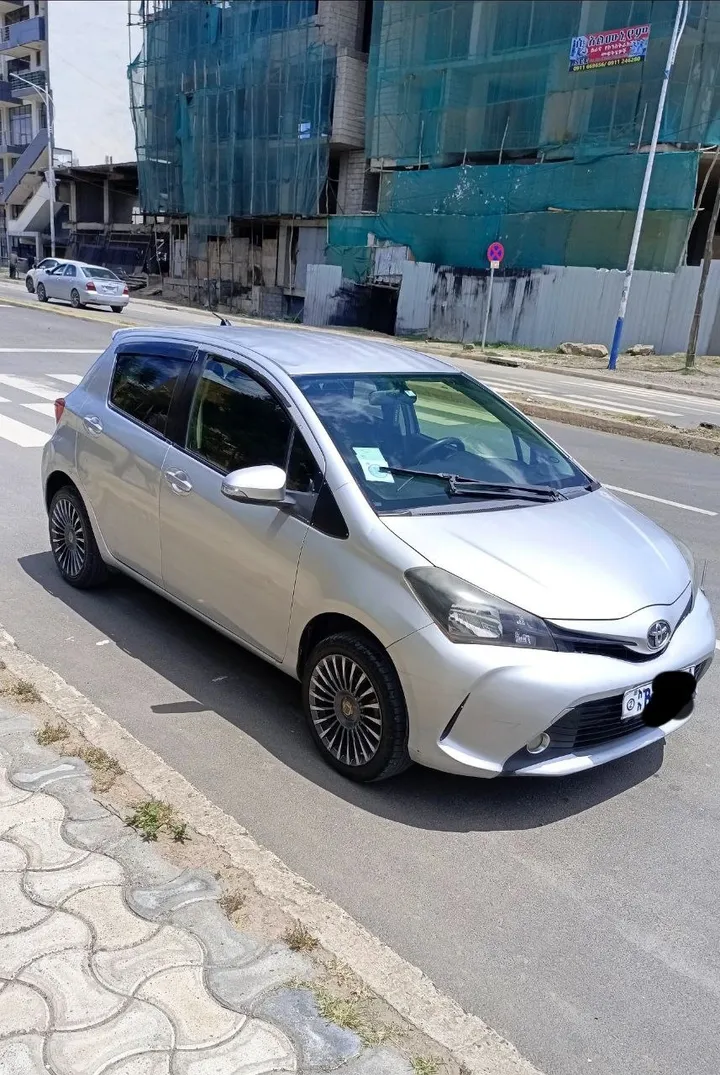 Toyota Yaris Compact 2015 – photo 3