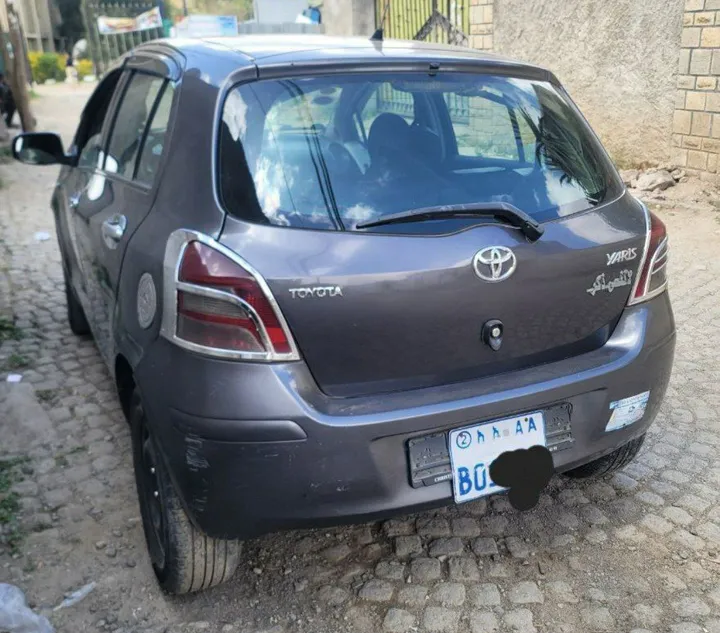 Toyota Yaris Compact 2010 Manual – photo 3