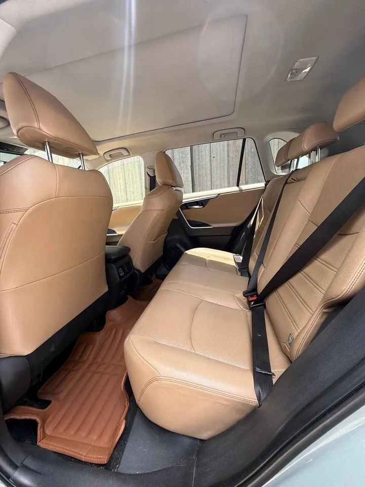 Toyota RAV4 2021 AWD SUV – photo 3