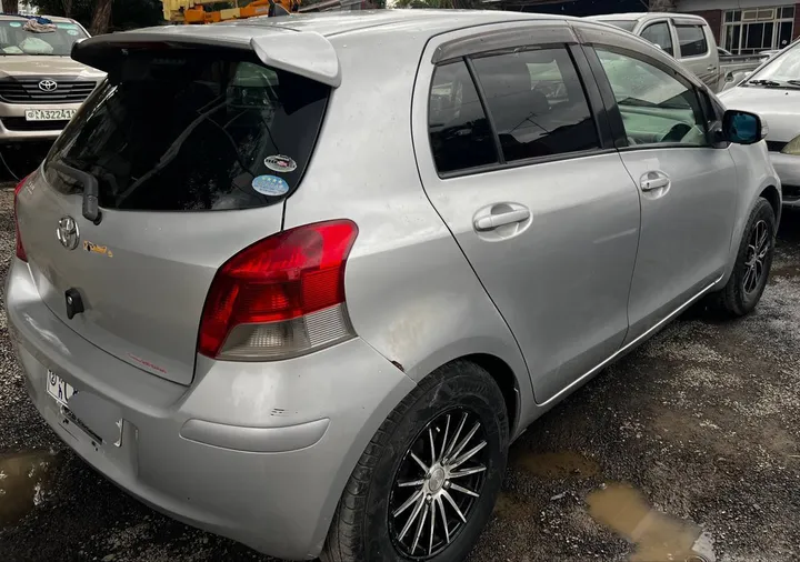 Toyota Compact Yaris 2010 Automatic – photo 3