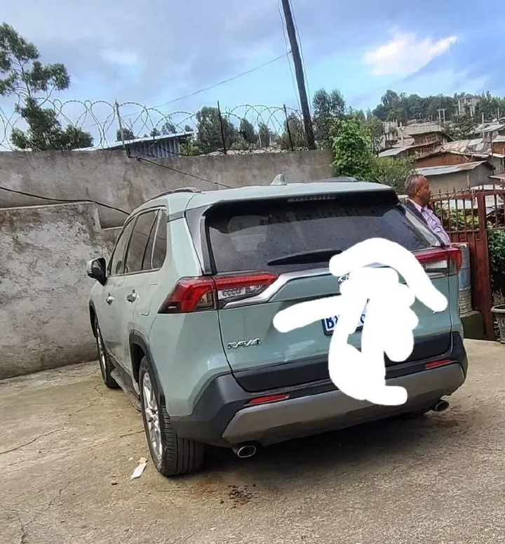 Toyota RAV4 2022 SUV – photo 3