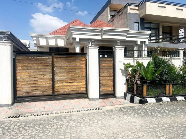 Modern 5-Bedroom Villa in Summit – photo 4
