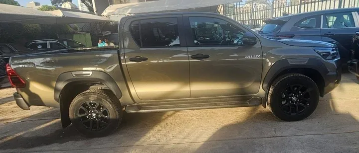 Toyota Hilux Invincible Hybrid 2025 – photo 5