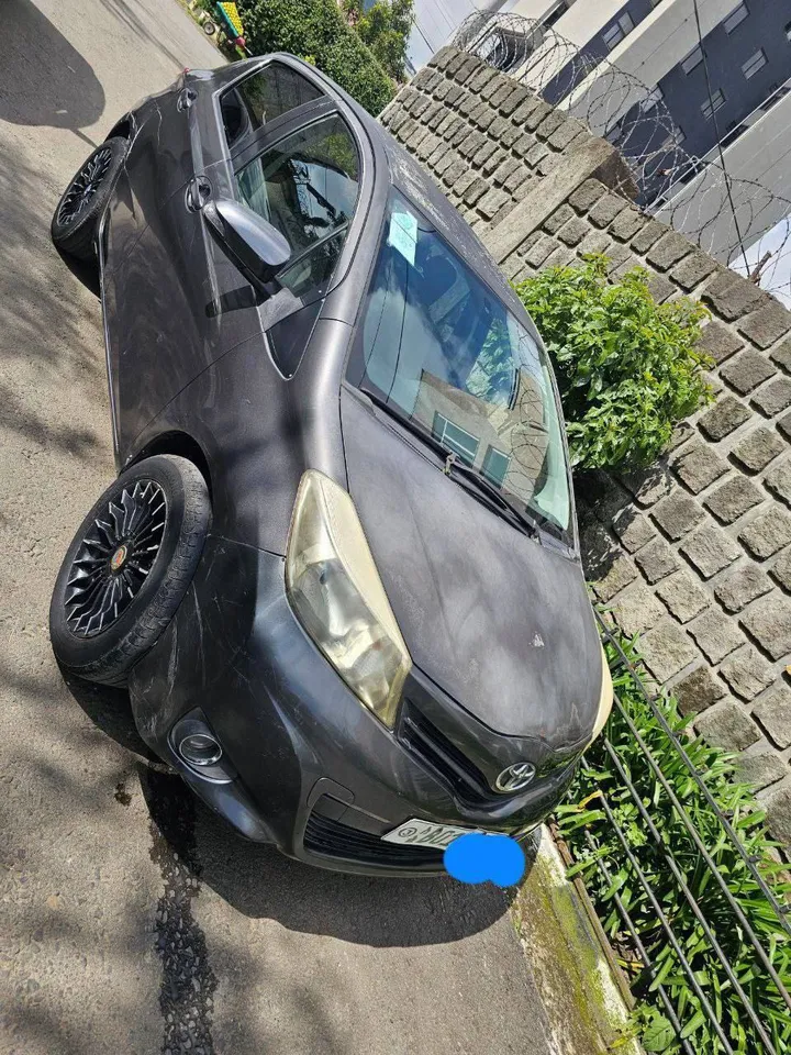 Toyota Yaris Compact 2011 Automatic – photo 3