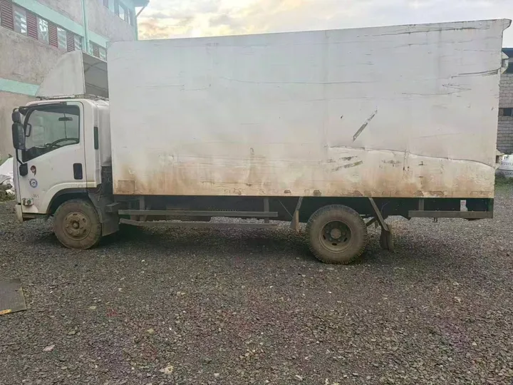2017 Isuzu Container Box Truck – photo 3