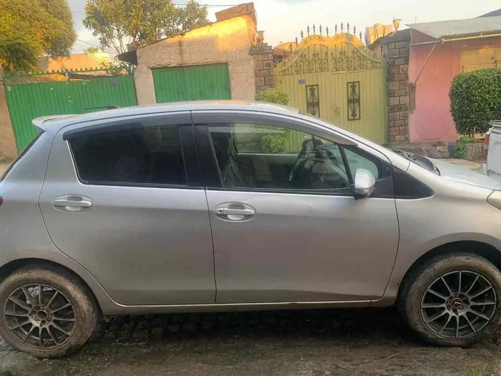 Toyota Yaris Compact 2011 – photo 4