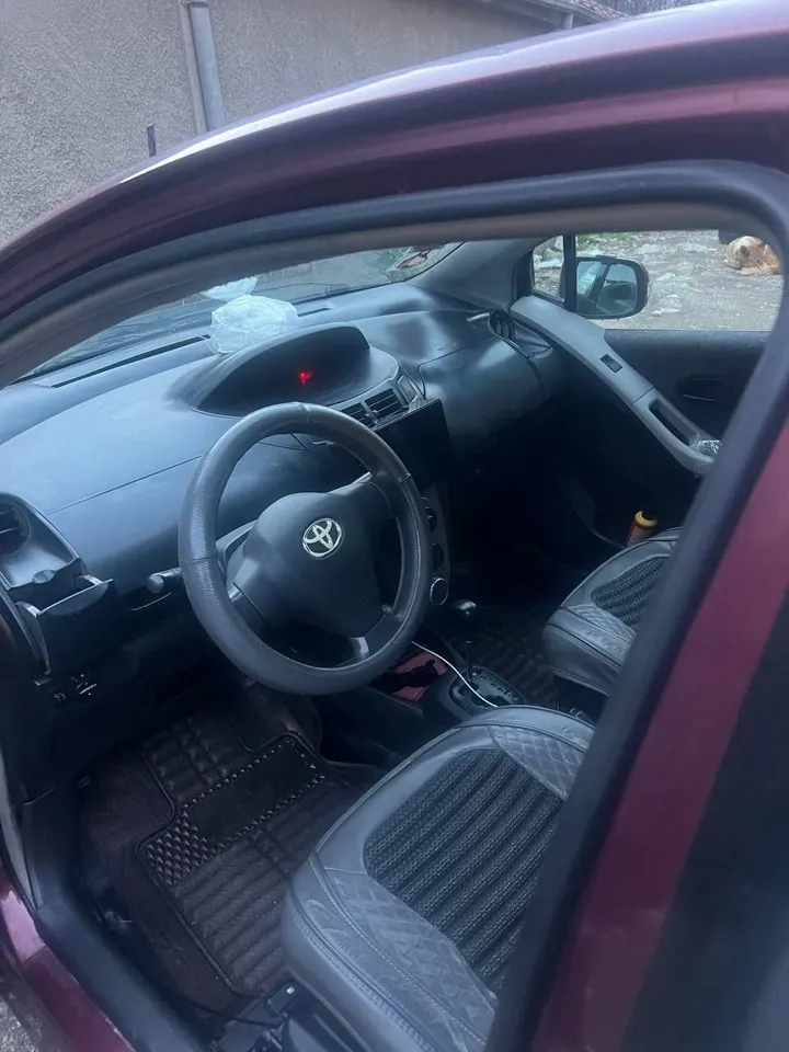 Toyota Yaris Compact 2010 – photo 3