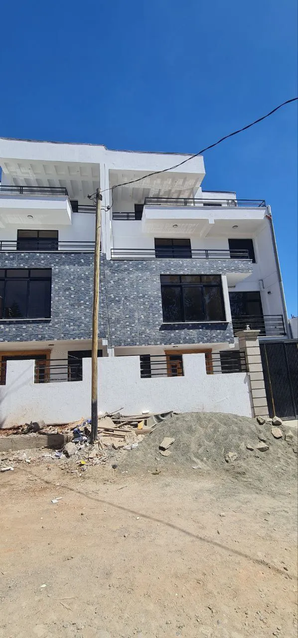 165 sqm G+3 House in Summit – photo 3