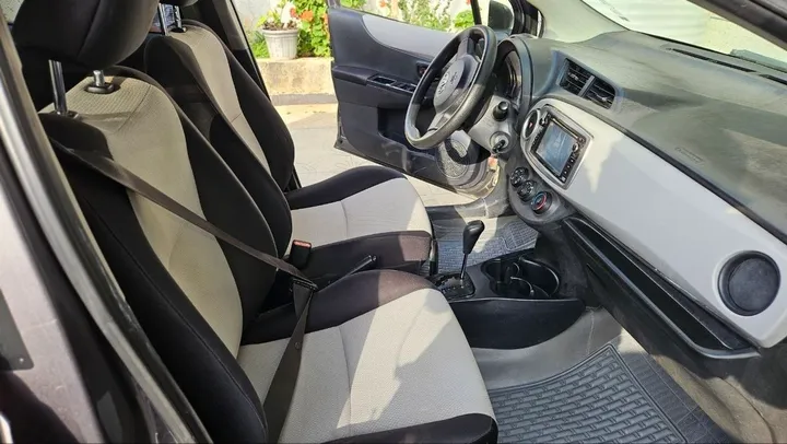 Toyota Yaris Compact 2013 – photo 5