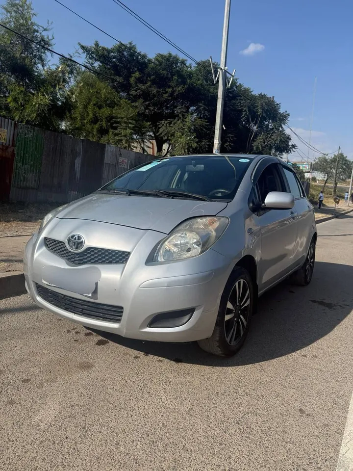 Toyota Yaris Compact 2010 – photo 6