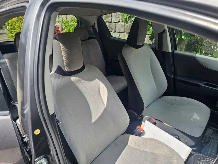 Toyota Yaris Compact 2011 Automatic – photo 4