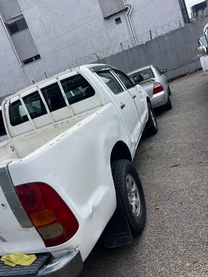 Toyota Double Cabin Pickup 2010 – photo 4