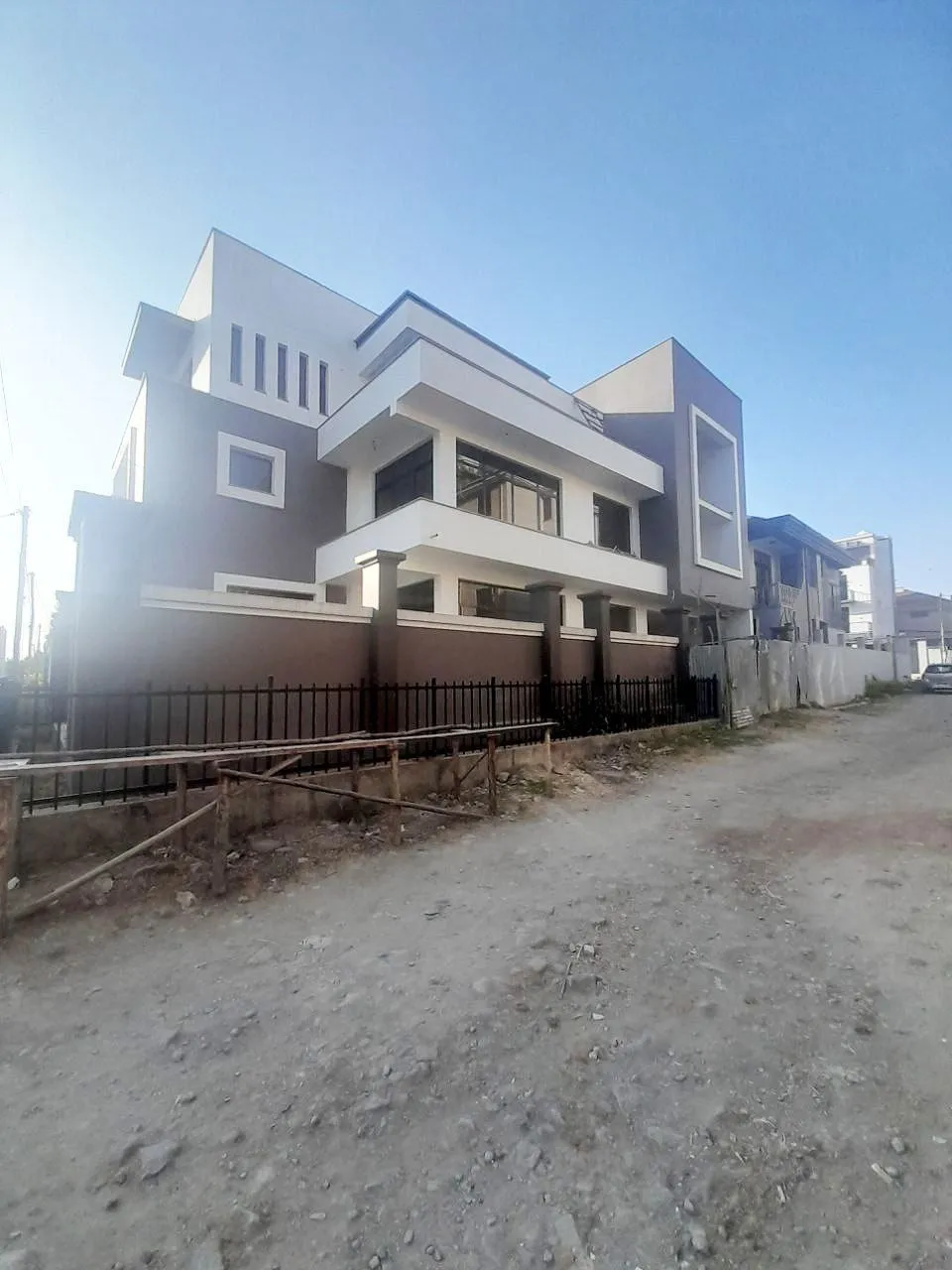 G+2 Finishing Stage Residential House – photo 3