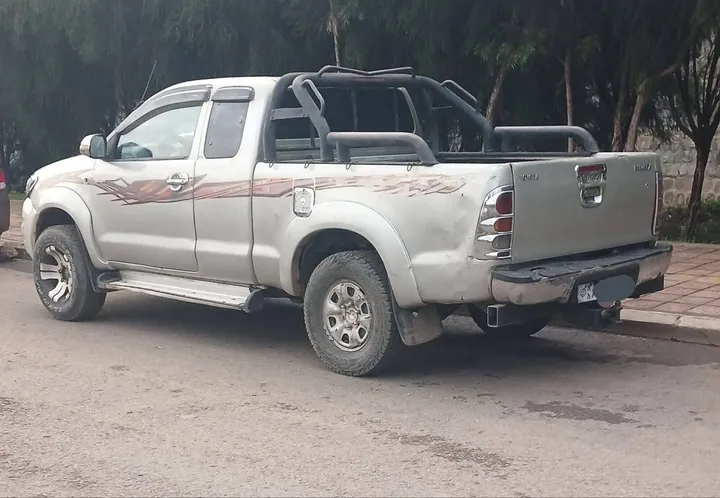 Toyota Hilux 2009 Manual Pickup – photo 3