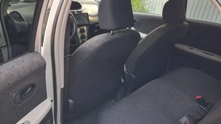 Toyota Yaris 2010 Automatic – photo 5