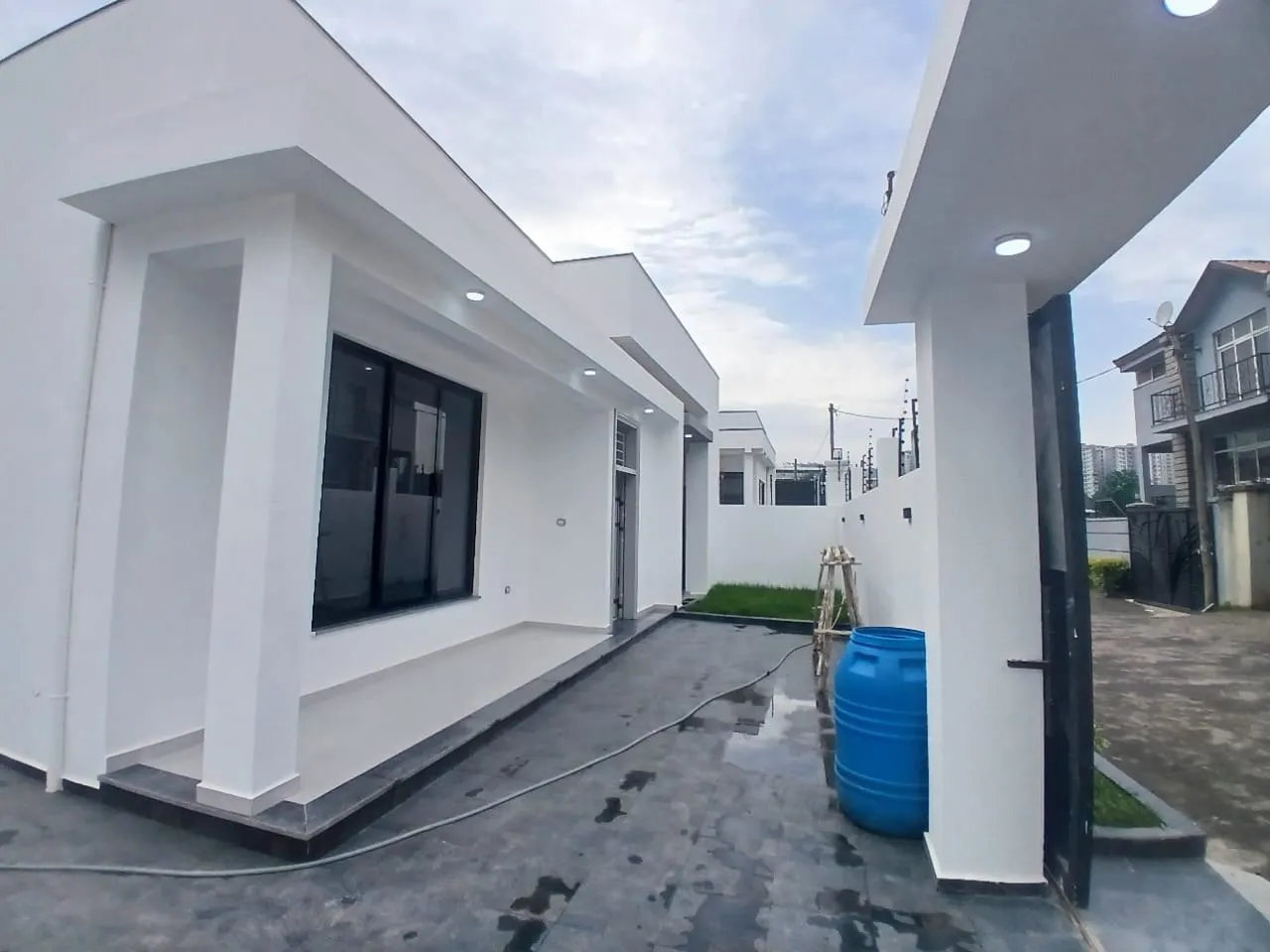Villa for Sale in Summit – photo 3