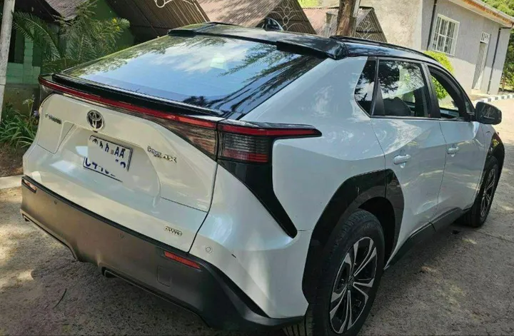 Toyota bZ4X Electric SUV 2023 – photo 4
