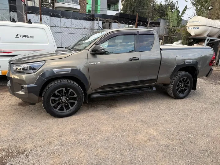 Toyota Hilux Invincible 2021 Automatic – photo 6