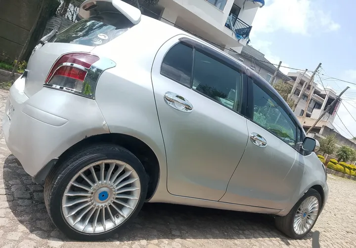 Toyota Yaris Compact 2010 – photo 4