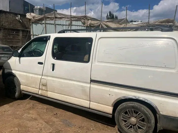 Toyota Hiace Dolphin Half Van – photo 3