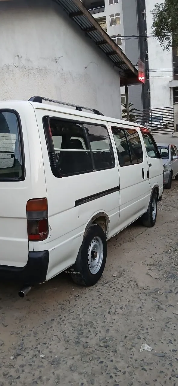 Toyota Hiace 5L Van – photo 5