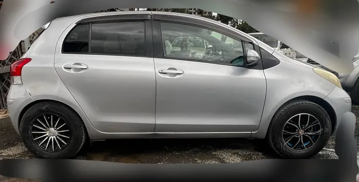 Toyota Compact Yaris 2010 Automatic – photo 7