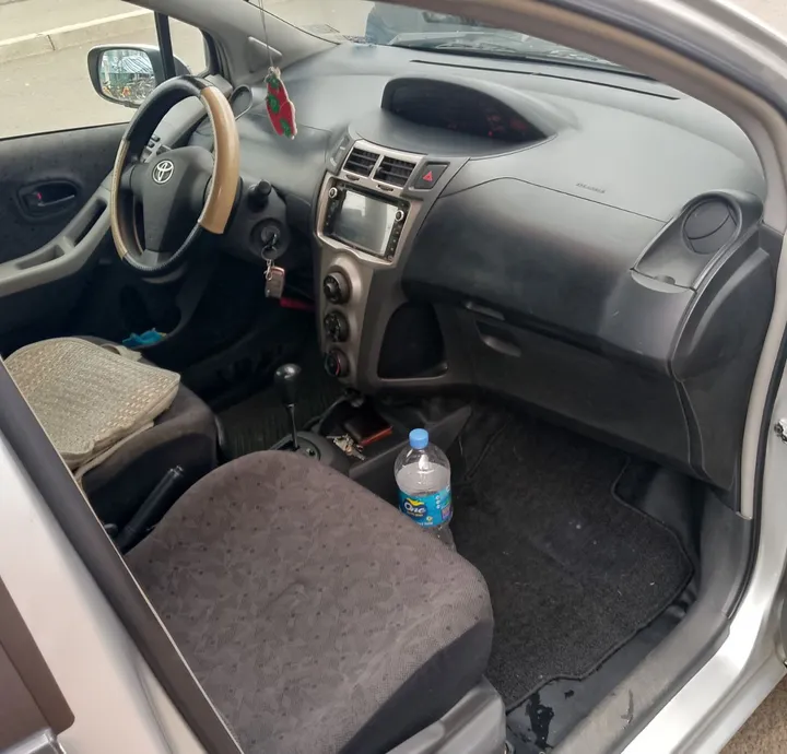 Toyota Yaris Compact 2010 – photo 4