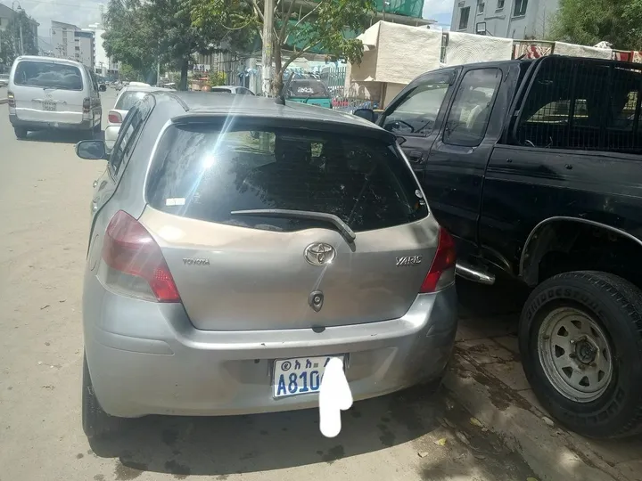Toyota Yaris Compact 2010 Automatic – photo 3