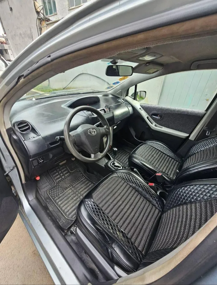 Toyota Yaris Compact 2009 – photo 4