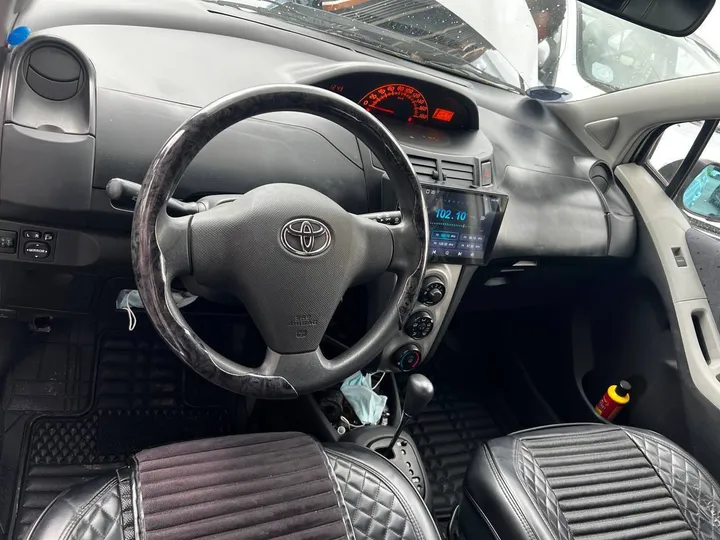 Toyota Compact Yaris 2010 Automatic – photo 6