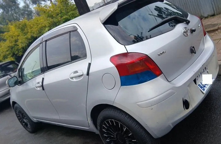 Toyota Yaris Compact 2010 – photo 6