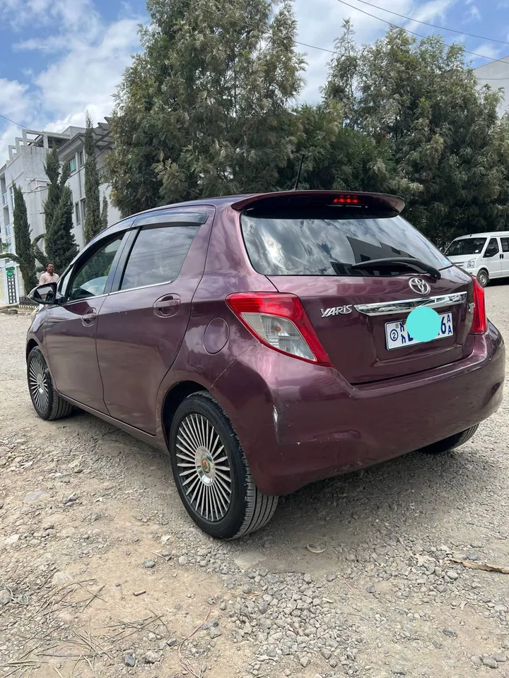 Toyota Yaris Compact 2012 Automatic – photo 4