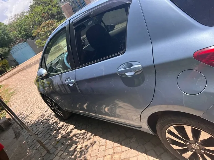 Toyota Yaris Compact 2011 Automatic – photo 3
