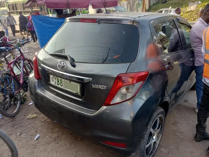 Toyota Yaris Compact 2012 – photo 3