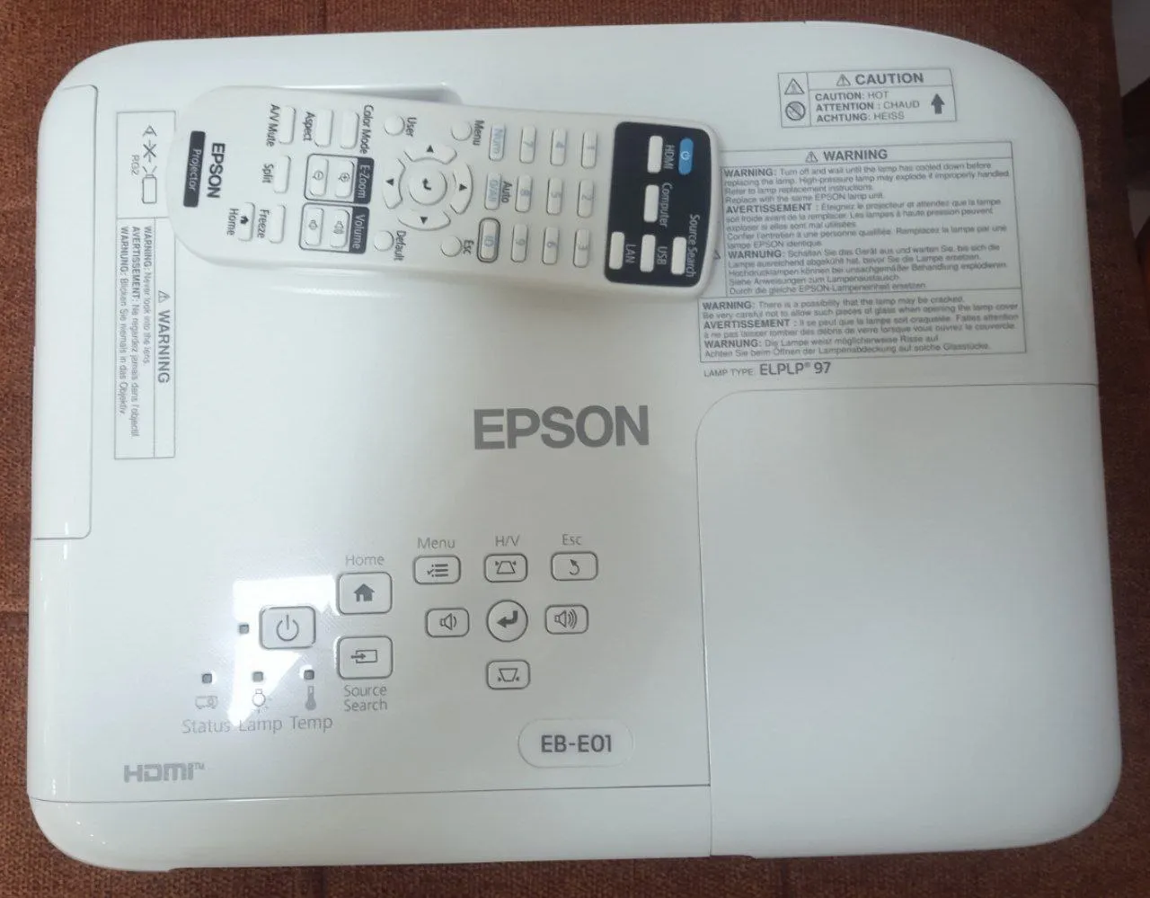 New Epson EB-E01 Projector – photo 3