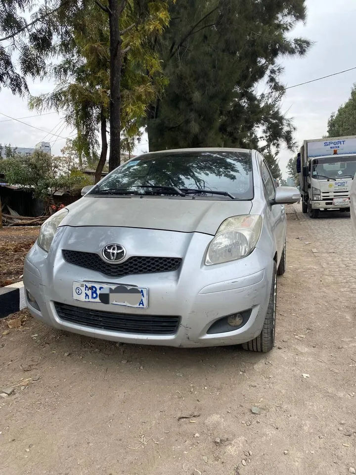Toyota Yaris Compact 2009 – photo 4