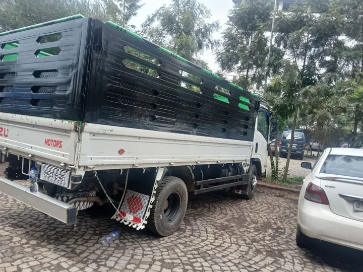 2017 Isuzu Cargo Truck – photo 4
