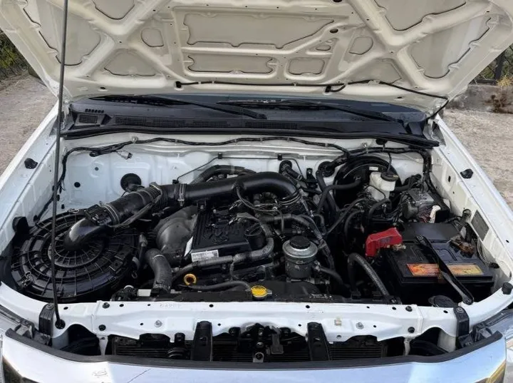 Toyota Hilux 2WD Petrol Pickup – photo 6