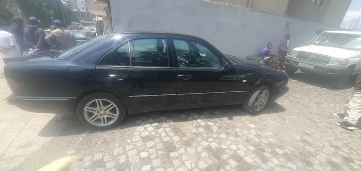 Mercedes Smiling E380 2000 – photo 5