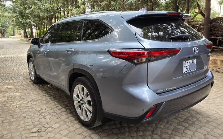 2024 Toyota Highlander Hybrid Limited – photo 3